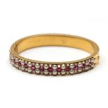 18 kt. Gouden stijve armband, begin 20ste eeuw.