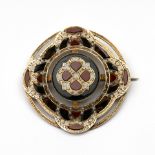 Beneden wettelijk gehalte gouden Schotse ronde broche, laat 19e eeuw.