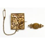 Twee 14 kt. gouden broches.