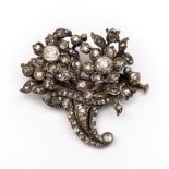 14 kt. Goud met zilveren broche.