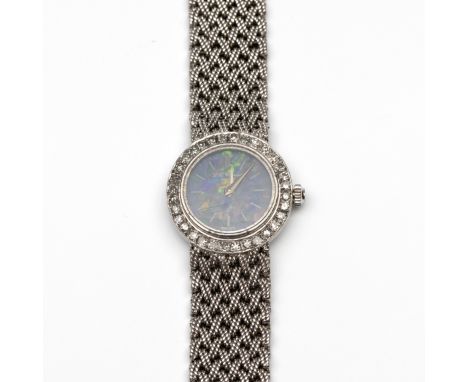 Chopard, 18 kt. witgouden polshorloge, jaren '70. Handopwind, met wijzerplaat van opaal met batons op de uren. De lunette bez