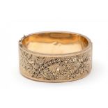 Beneden wettelijk gehalte gouden brede stijve armband, 19e eeuw.