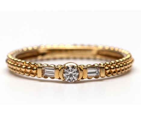 Mauboussin, 18 kt. gouden ring. Centraal bezet met een briljant geslepen diamant van ca. 0.08 ct., geflankeerd door een bague
