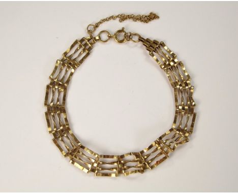 GOLD BRACELET. A 9ct. gold gate bracelet. 4.8g.
