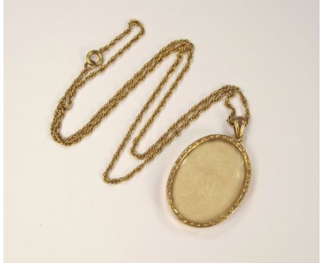 GOLD LOCKET. A 9ct. gold photo locket on rolled gold chain. Locket length 3.7cm.