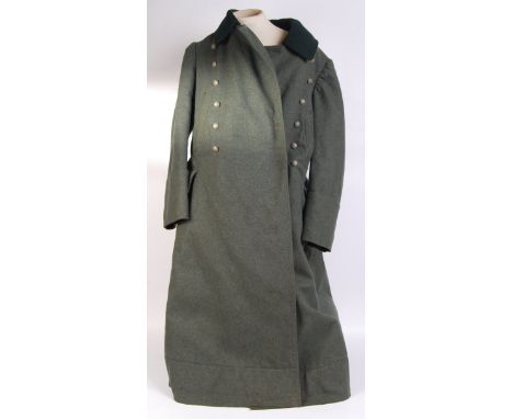A vintage WWII Second World War German military heavy wool green trench coat. Size large, with metal pattern button.&nbsp;&nb