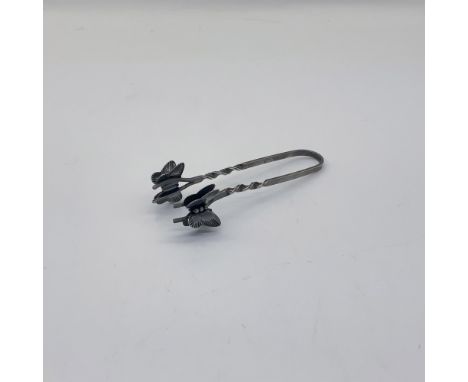 Decorated with a twist design and butterflies on the ends. Sterling marking. Weight: 10g. This item has its original box: 4.2