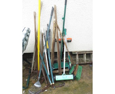 GARDEN LONG HANDLED TOOLS, SCARIFIER, FOLDING STANDS, DRAIN RODS ETC (A/F)