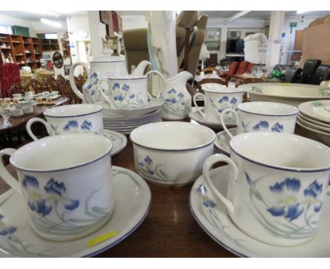ROYAL DOULTON MINERVA PART TEA SERVICE TOGETHER WITH SMALL AMOUNT OF COPPICE PATTERN BOWLS.
