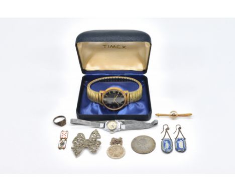 A GOLD AND DIAMOND SINGLE STONE BAR BROOCH AND EIGHT FURTHER ITEMS (9)The diamond brooch claw set with a circular cut diamond