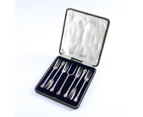 A SET OF SIX SILVER PASTRY FORKS WITH A SERVING FORKThe six pastry forks Sheffield 1923, the serving fork Sheffield 1922, com