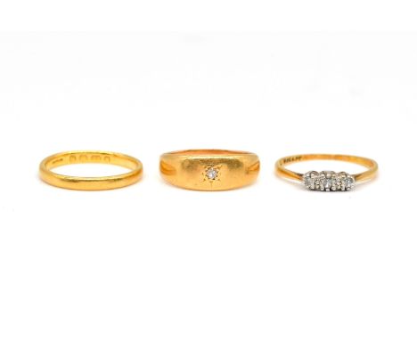 A GOLD AND PLATINUM DIAMOND THREE STONE RING AND TWO FURTHER GOLD RINGS (3)The diamond three stone ring detailed 18 CT &amp; 