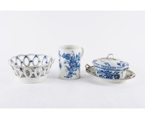 A SMALL GROUP OF ENGLISH BLUE AND WHITE PORCELAINLate 18th century, Comprising; a Worcester circular pierced basket painted w