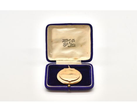 A 9CT GOLD CIRCULAR POWDER COMPACTThe mirror lacking within the lid, Birmingham 1919, diameter 4.9cm, gross weight 15.9 gms, 