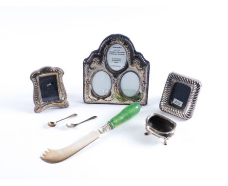 THREE SILVER MOUNTED PHOTOGRAPH FRAMES, A DECANTER AND FOUR FURTHER ITEMS (8)Comprising; a photograph frame to hold three ova