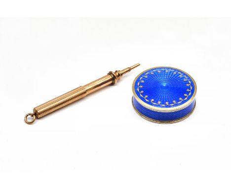 A SILVER GILT AND BLUE ENAMELLED CIRCULAR HINGE LIDDED BOX AND A GOLD CASED PROPELLING PENCIL (2)The box matt gilt within, th