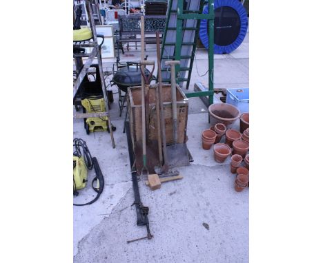A VINTAGE WOODEN TEA CHEST AND AN ASSORTMENT OF GARDEN TOOLS TO INCLUDE A SHOVEL AND HOES ETC