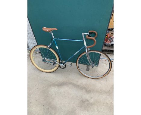 A VINTAGE CARLTON GENTS ROAD RACING BIKE