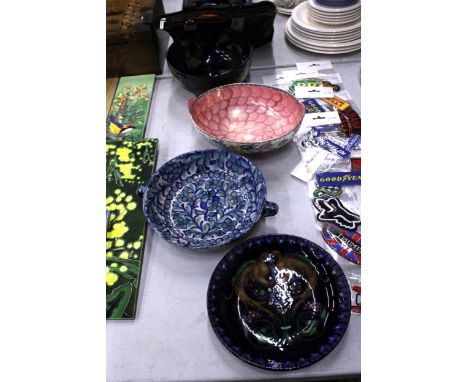 FOUR PIECES OF CERAMIC POTTERY TO INCLUDE TWO ROYAL STANLEY WARE IN COBALT BLUE WITH DECORATION OF SEAHORSES AND FLOWERS, A M