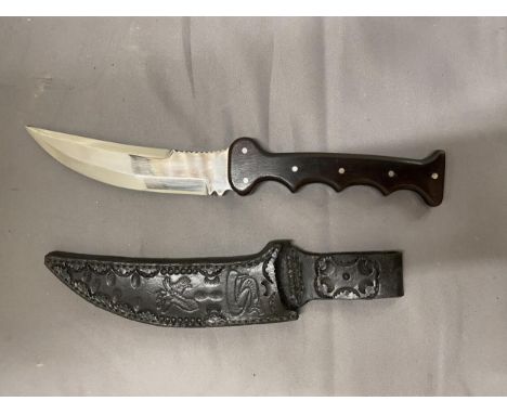 A KNIFE AND LEATHER SCABBARD - 14 CM BLADE - SHAPED WOODEN GRIP - LENGTH - 28 CM