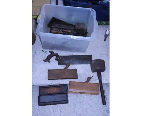 AN ASSORTMENT OF TOOLS TO INCLUDE WOOD PLANES, A SAW AND A MALLET ETC