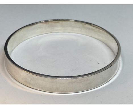 A HEAVY MARKED SILVER BANGLE