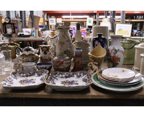 A QUANTITY OF VINTAGE CERAMICS TO INCLUDE VASES, COPELAND SPODE WALL PLATES, JUGS, ETC