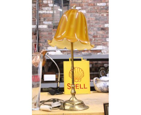A VINTAGE BRASS LAMP WITH AN AMBER FLUTED GLASS SHADE