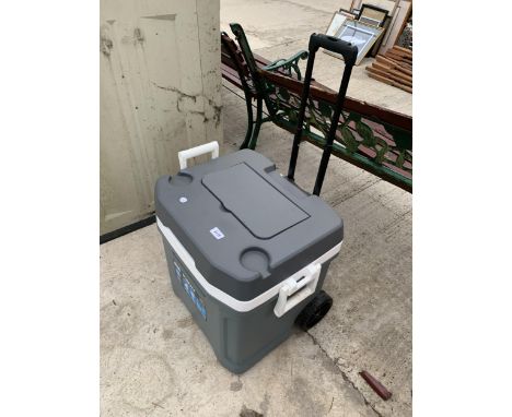 AN IGLOO MAXCOLD LATITUDE 62 ROLLER COOLBOX