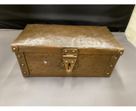 AN ARTS AND CRAFTS HAMMERED COPPER AND RIVETED TRUNK STYLE BOX 16CM LONG