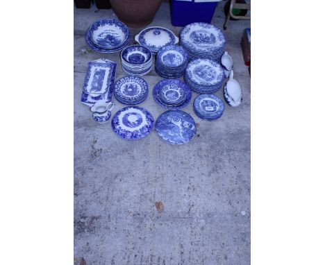 AN ASSORTMENT OF VINTAGE BLUE AND WHITE CERAMIC DINNER SERVICE ITEMS TO INCLUDE BOWLS, PLATES, GRAVY BOATS AND SERVING DISHES
