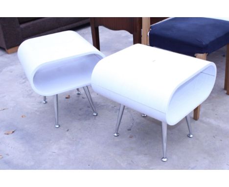 A PAIR OF JUAL WHITE AUCKLAND STYLE LAMP TABLES ON POLISHED CHROME LEGS
