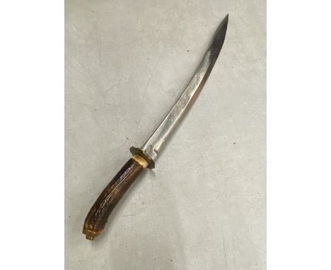 A HUNTING SHORT SWORD - 37 CM BLADE, ANTLER HORN GRIP, LENGTH 50 CM