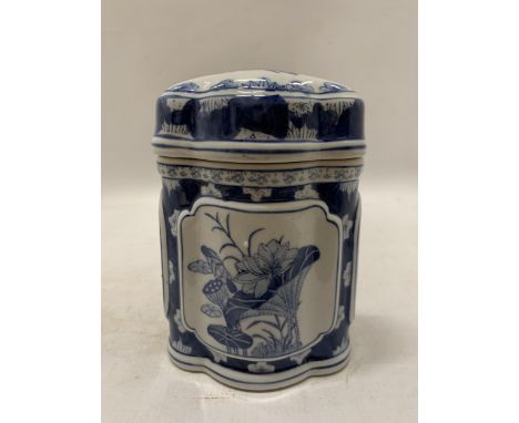 A VINTAGE BLUE AND WHITE CHINESE TEA CADDY