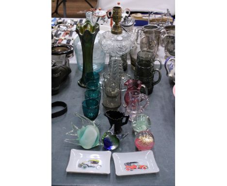 A QUANTITY OF COLOURED GLASWARE TO INCLUDE A TABLE LAMP, PAPERWEIGHTS, GLASSES, JUGS, ETC