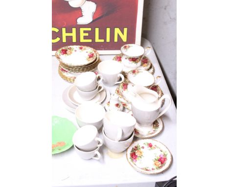 A QUANTITY OF VINTAGE TEAWARE TO INCLUDE ROYAL ALBERT 'OLD COUNTRY ROSES' CUPS, SAUCERS AND SIDE PLATES AND ROYAL DOULTON 'FR