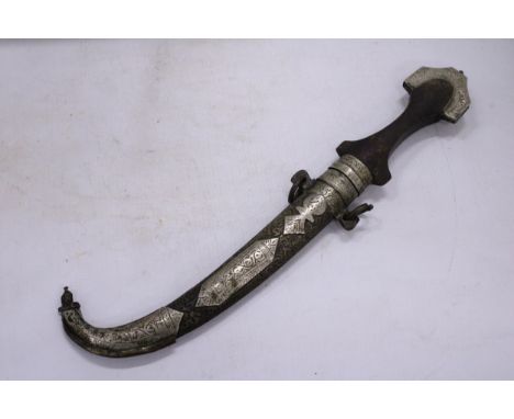 A VINTAGE ARAB JAMBIYA KNIFE AND SCABBARD 21.5CM BLADE LENGTH 38CM