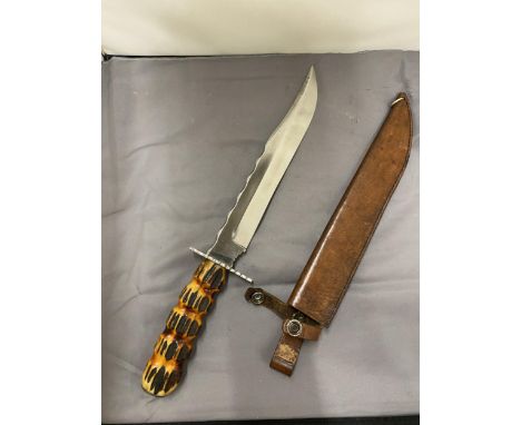 A BOWIE KNIVE WITH LEATHER SCABBARD - 25 CM BLADE - ANTLER HORN GRIP - LENGTH - 40 CM
