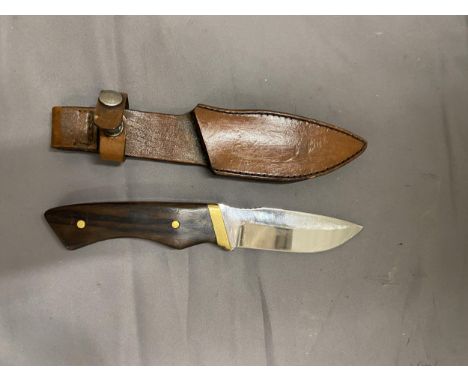 A KNIFE AND LEATHER SCABBARD - 10 CM BLADE - WOODEN GRIP - LENGTH - 23 CM