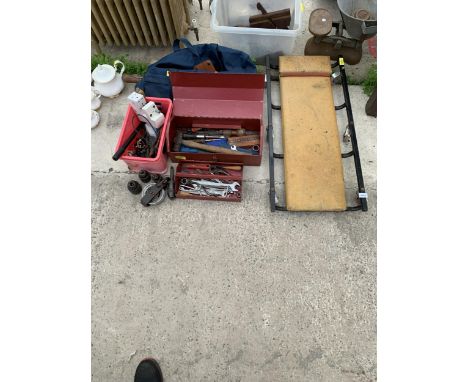 AN ASSORTMENT OF TOOLS TO INCLUDE A MECHANICS TROLLEY, HAMMERS AND SPANNERS ETC