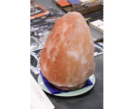 A LARGE HIMILAYAN SALT CRYSTAL, SUITABLE FOR USE AS LAMP, BUT NO ELECTRICAL COMPONENTS INCLUDED. HEIGHT 28CM