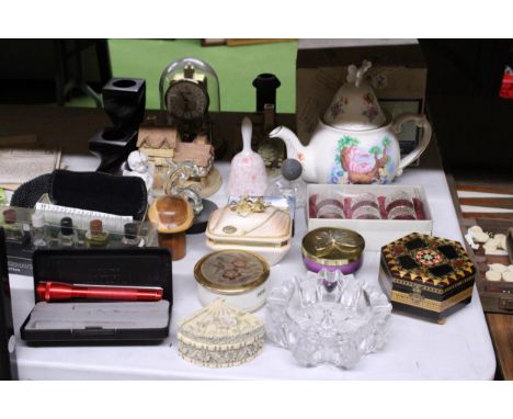 A MIXED LOT TO INCLUDE A BOXED DISNEY ALICE IN WONDERLAND TEAPOT, NAPKIN RINGS, A MUSICAL BOX, CARRIAGE CLOCK, SCENT BOTTLE, 