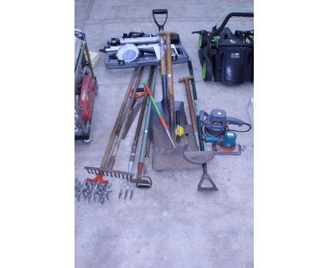 AN ASSORTMENT OF GARDEN TOOLS TO INCLUDE TWO SHOVELS, A RAKE AND TWO ELECTRIC SANDERS ETC
