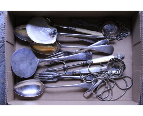A QUANTITY OF FLATWARE TO INCLUDE SERVING SPOONS, A MUFFIN FORK, TEA STRAINER, SUGAR SIFTER SPOON, ETC