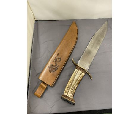 A LARGE HUNTING KNIFE AND LEATHER SCABBARD - 28 CM BLADE - ANTLER HORN GRIP - LENGTH - 45 CM