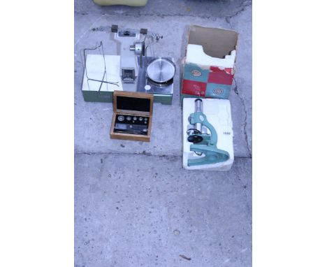 A VINTAGE MICROSCOPE, AN OERTLING SET OF SCALES AND SMALL WEIGHTS