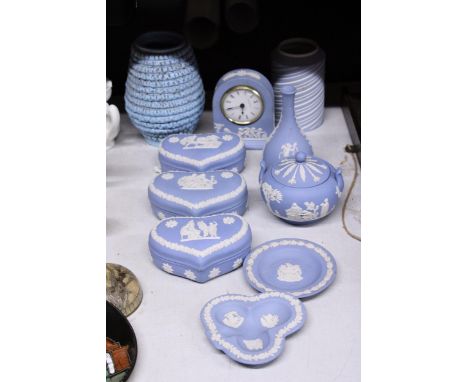 A COLLECTION OF WEDGWOOD JASPERWARE TO INCLUDE TRINKET BOXES, PIN TRAYS A MANTLE CLOCK AND VASES