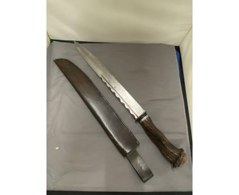 A VINTAGE HUNTING SHORT SWORD WITH LEATHER SCABBARD - 31 CM DAMASCUS BLADE - ANTLER HORN GRIP LENGTH - 47 CM