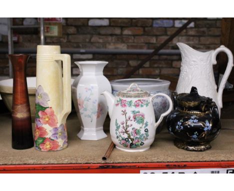 A QUANTITY OF CERAMICS TO INCLUDE A JACKFIELD STYLE TEAPOT - A/F, A PARIAN WARE STYLE LARGE JUG, INDIAN TREE COFFEE POT, PLAN