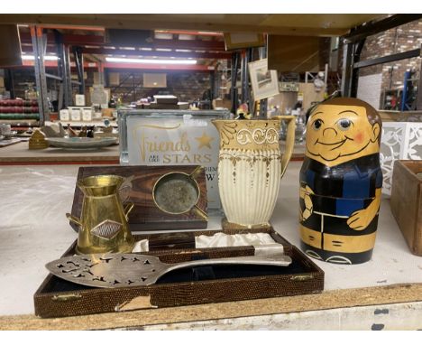 A MIXED LOT TO INCLUDE AN ILLUMINATED FRIENDS SIGN, A VINTAGE LIDDED JUG, BOXED CAKE SERVER, A SMALL BRASS CHURN, FOOTBALLER 